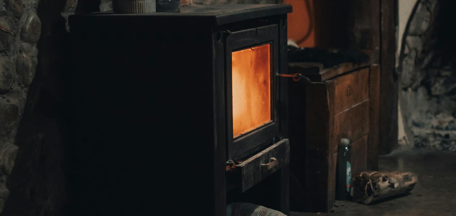 Poêle à bois posé dans une pièce de vie