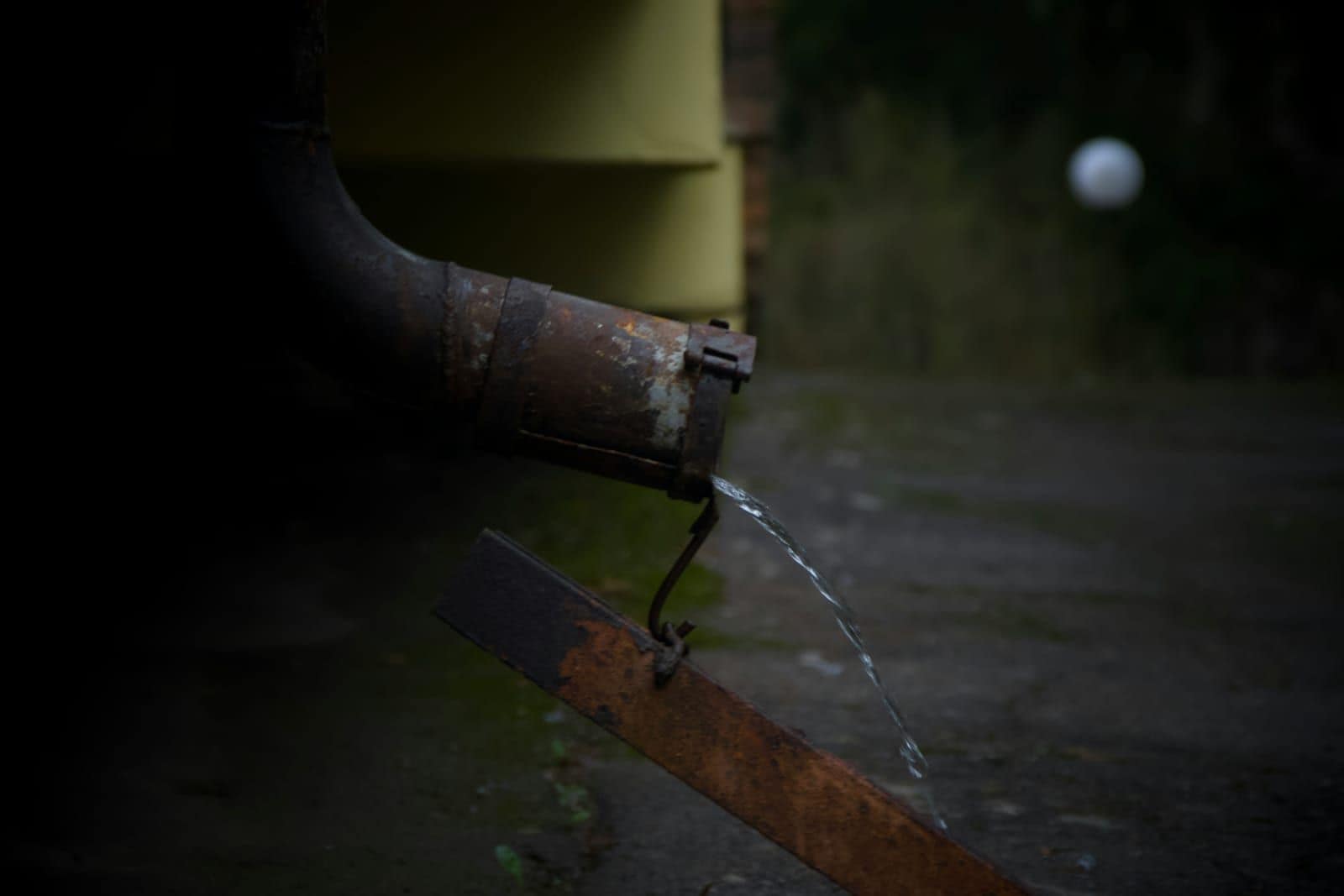 Descente d'eau rouillée et percée